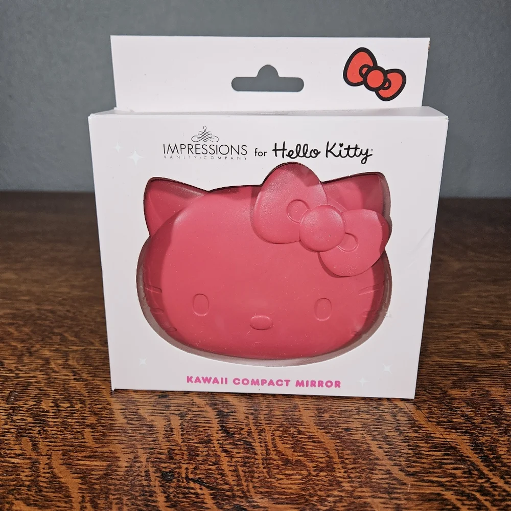 Hello Kitty Kawaii Battery Compact Mirror NIB - Picture 2 of 7